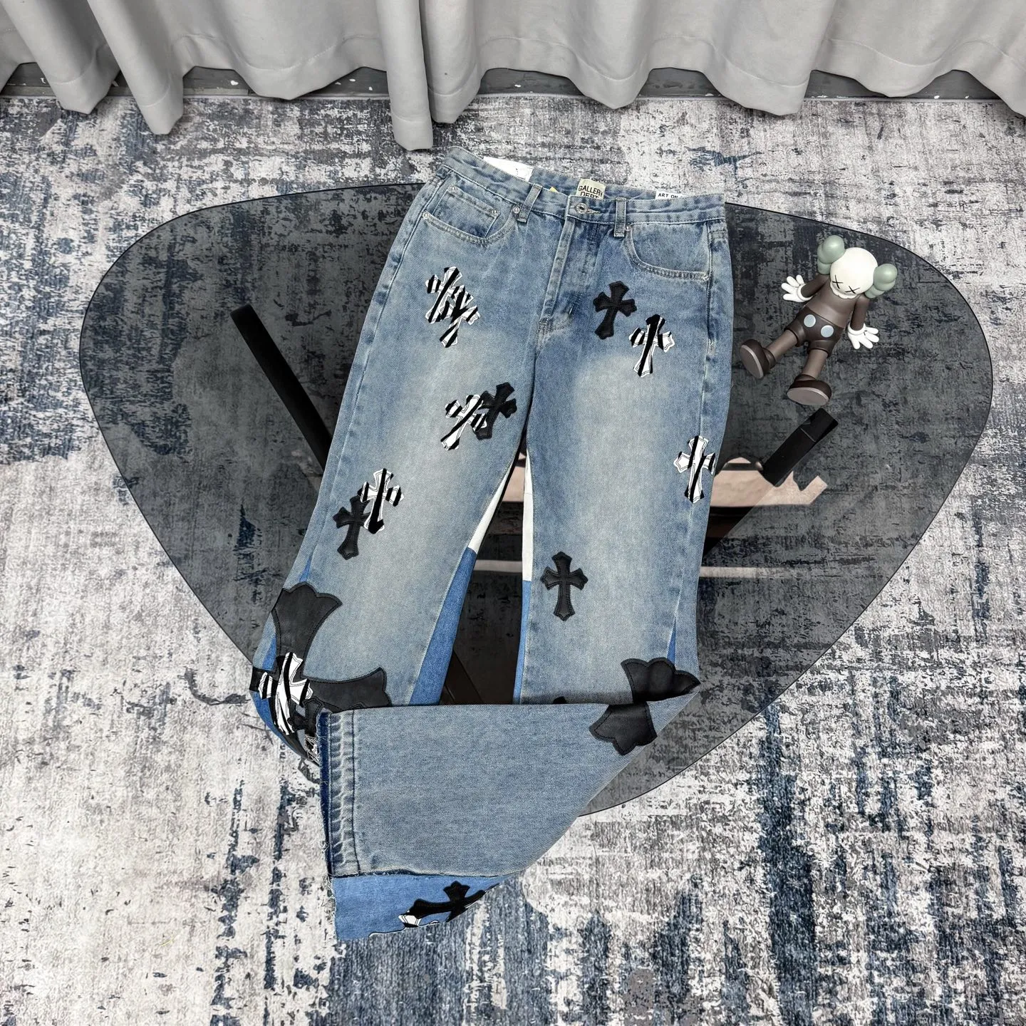 P280 CH Chromehearts zebra black and white cross patch patchwork jeans, priced at 34W level, patchwork cross pattern embellishment, washed jeans! ! An absolutely high-end luxury product, a 1.9W-level god-level single product, a super popular product, made by top heavy industry, a magic weapon that cannot be missed! [About Zangyin] This is an extremely luxurious fashion brand that can also be called the aristocracy of the high street. It has always been an exclusive brand for some hipsters or rich second generations. Compared with ordinary high streets, it is more luxurious and noble. Compared with luxury brands, it is more fashionable and individual. It has always been a brand that I have a special liking for. [Top heavy industry fashion design] Consistently high-street luxury style. Speaking of this style, the Zangyin family and GU family are definitely the leading representative brands. Especially the Zangyin family has really achieved a state-of-the-art effect in creating high-street style. The unique washed material is used to create this style. The color system is already quite eye-catching. After it is decorated with patchwork cross flowers, it cleverly highlights the charm of the brand. Secondly, this style uses classic The high-waist cutting design highlights the long legs and fashionable temperament of the upper body. The brand is highly recognizable and the slim fit configuration is more suitable for daily wear. It is a product that interprets personality, fashion, and specifications at a glance. This single product is enough to make any fan excited. It can be a white T-shirt for a youthful college style, or a tight suspender for a royal style. It has strong matching ability and can be easily controlled by men.  [Materials and craftsmanship] Needless to say, this point goes without saying. As an excellent craftsman brand, Zangyin’s requirements for details and craftsmanship are really perfect. The washed color of this model has gone through so many processes, not to mention the embellishment of denim appliques. It is also purely hand-made and sewn. Just like what they believe in, only hand-made things have soul and have the meaning of wear. A top-notch heavy-duty fashionable denim item, I look forward to your perfect interpretation! !  Color: blue Size: 28-36